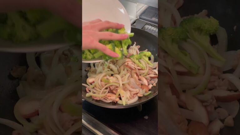 今日の晩ごはん 豚バラとブロッコリーと玉ねぎのクリームパスタとグリーンサラダ　Pork belly, broccoli and onion cream pasta and green salad