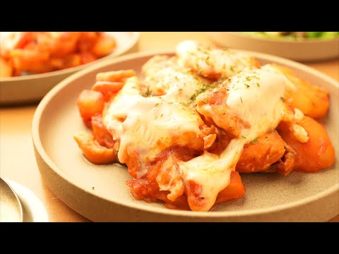 【フライパンで簡単】きのことチーズの旨みが最高な『鮭じゃがトマト煮』