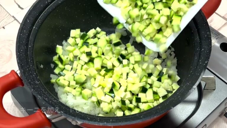 【オリーブオイルでレストラン風玉ねぎとズッキーニのスープ】旬の野菜とシンプルな食材で、香りを楽しむスープ！
