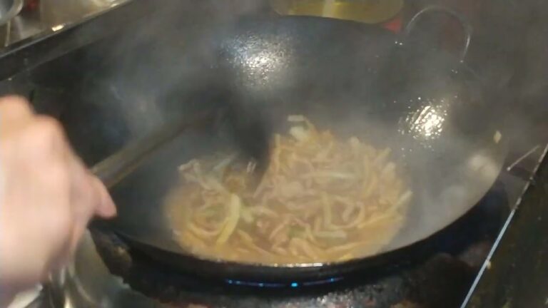 ぼっち御飯その14細切り豚肉あんかけ焼きそば😳