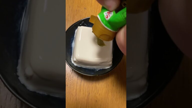 豆腐にたっぷりのわさびをかける
