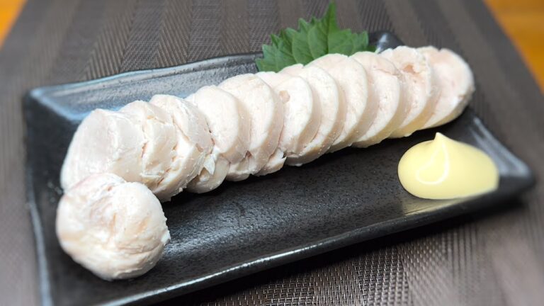 肉汁を閉じ込めるダイエット鶏むねハムの作り方！ジップロックや袋を使いません！ラップとアルミホイル用意して下さい！とろける柔らかさの【鶏ハム】作ります