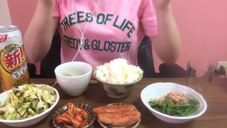 [休日の朝ごはん]明太子でやまもりの白いご飯をモリモリ食べる音