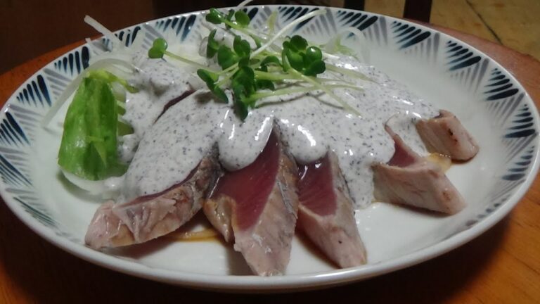 カツオのたたきがお洒落な洋風の一皿に【ヨーグルトとマヨネーズの特製ソースで食べるカツオのたたきサラダ】