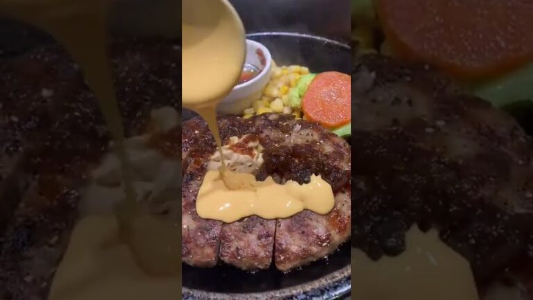 いきなりステーキ　ワイルドハンバーグ300g 甘いソースにトッピングチーズ追加、ライス大盛り🍚🥢