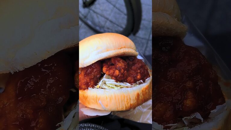 配達員と旨辛ヤンニョムチキンバーガー　#kyoto #ヤンニョムチキン #ローソン