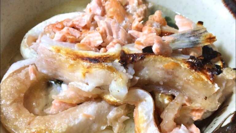 鮭ハラスにお湯ぶっかけ飯 Fatty salmon belly with rice and hot water