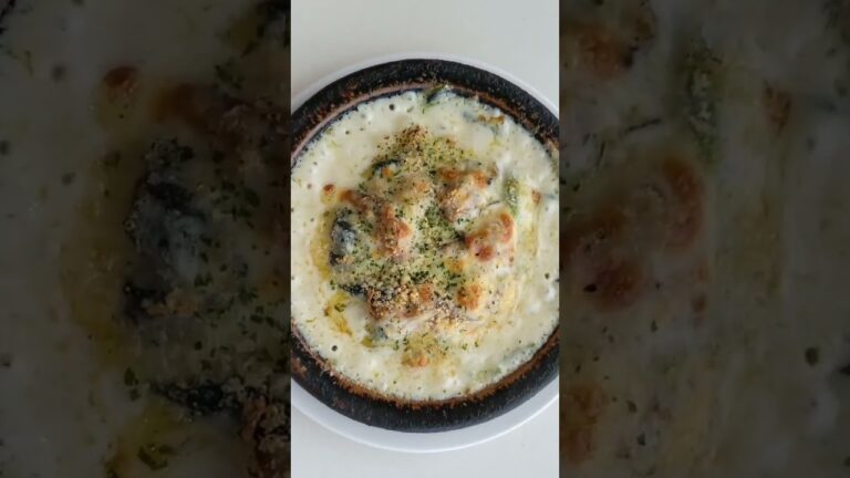 本日のオススメはこちら！「牡蠣とほうれん草のグラタン」です。熱々のホワイトソースの中には旨味の詰まった牡蠣がゴロッゴロ♪マカロニのグラタンかドリアお好きな方をチョイス！是非！お召し上がりください♪
