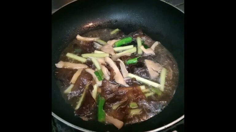 蘆筍+木耳+菇菇，好吃。