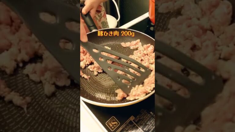 🍳豚ひき肉で一品★ヘルシーステーキ✨野菜たっぷり肉ミンチをこんがり焼いた豆腐に乗せるだけ🤫【不器用な私が作る簡単で美味しい料理編】#shorts