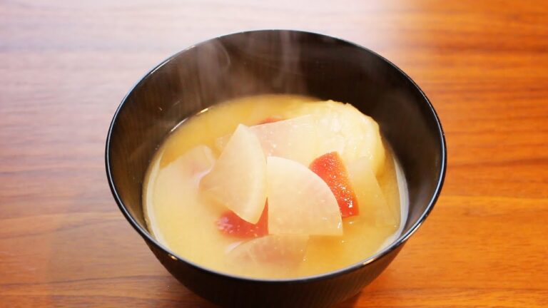 【関西風お雑煮】実家のお雑煮を再現。白味噌、丸もちの関西のお雑煮です。赤いにんじんと白い大根で「紅白」の意味があります。