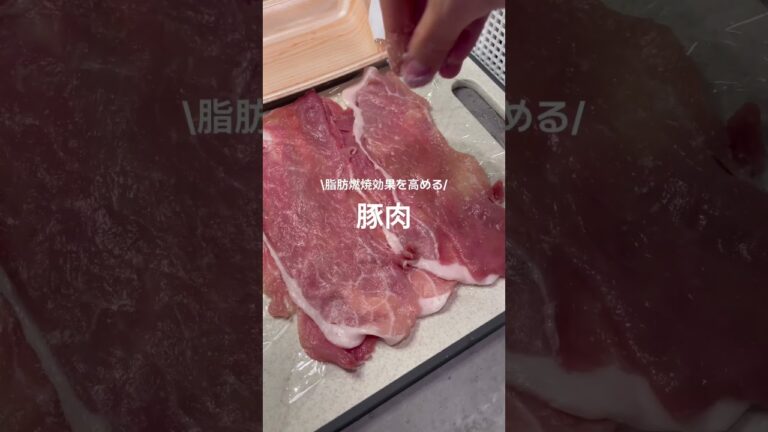 簡単痩せ飯！ #ダイエットレシピ キャベツと豚肉を電子レンジで蒸し上げれば、シンプルながら主菜になる料理の完成です👩‍🍳🤍ぜひお試しください☟👩‍🍳🌸