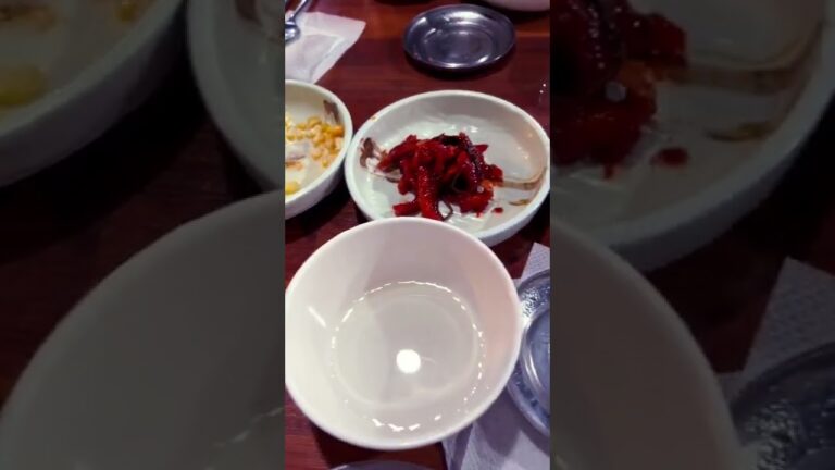 キムチチゲ専門店。年季が入った鍋が食欲そそる。