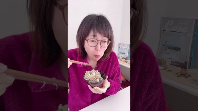 納豆ご飯を食べる寝起きの人 #とろっ豆 #納豆 #日本人の心