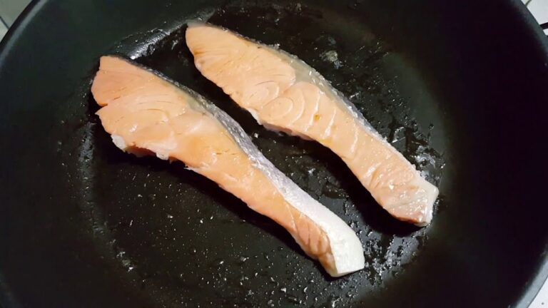 フライパンで鮭を焼く