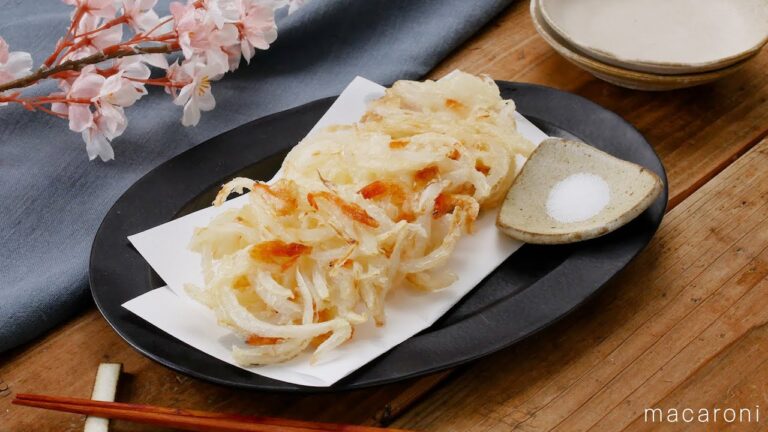 【新玉ねぎと桜えびのかき揚げ】天ぷら粉なしでもサクッと仕上がる！揚げ焼きで簡単♪新玉ねぎの甘みと桜えびの香ばしい香りが絶妙にマッチ｜macaroni（マカロニ）