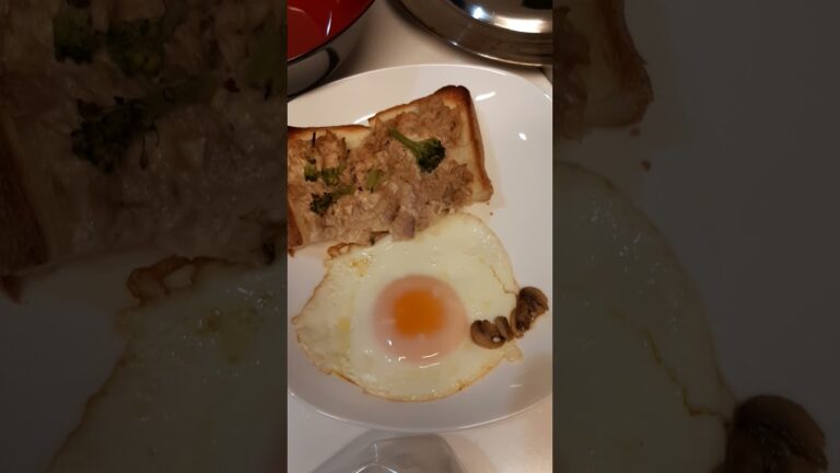 ツナトーストは半分食う😊