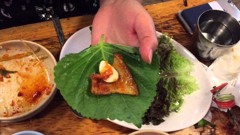 【ソウルナビ動画】サムギョプサルを野菜で巻いて