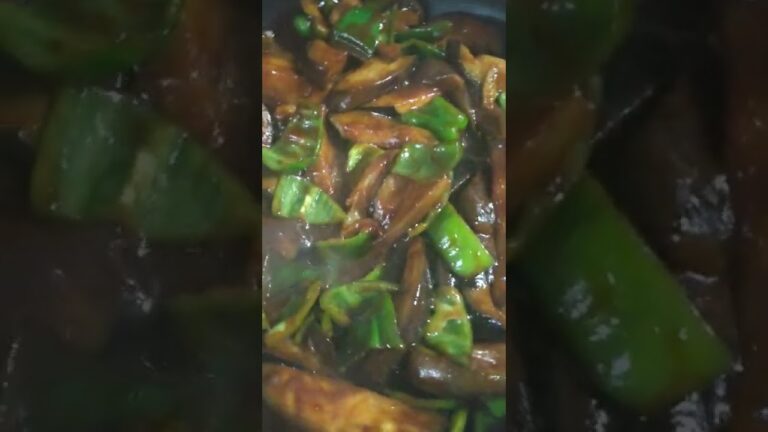 ナスとピーマンを甘辛い味噌で炒めてみたよ。