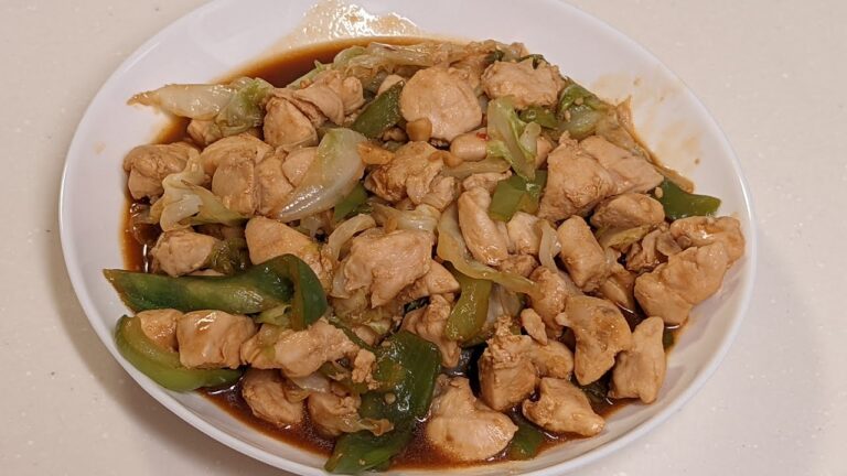 炒めものが煮込みものになった鳥ささみのピーマンとキャベツ炒め