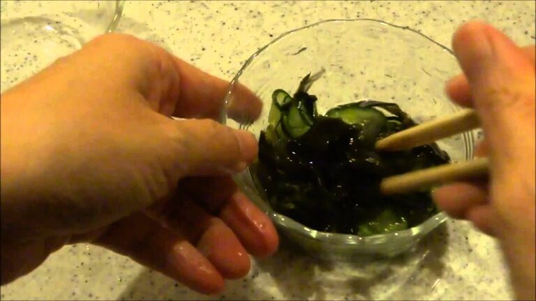 きゅうりとわかめをあえる