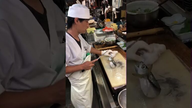 秒で魚を捌く　サバの捌き方　活魚　広島　#sushi #fish #活魚 #寿司 #刺身 #japan #職人 #職人技 #魚屋系youtuber #料理系youtuber #お料理