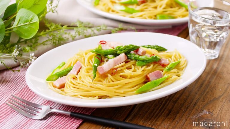 【アスパラとベーコンのペペロンチーノ】ワンパンでパパッと！アスパラガスとベーコンたっぷり♪｜macaroni（マカロニ）
