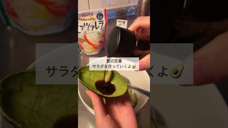 アボカド丸ごとレシピ【 トマト🍅×モッツァレラ🧀】