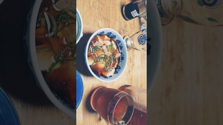 晩御飯は、サーモンの漬け丼ときずしとオクラとお味噌汁ですね。とても美味しそうですね。