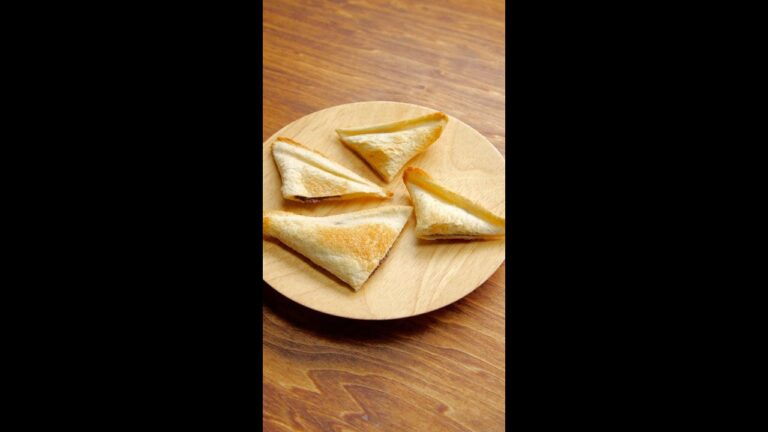 【裏技】チョコパイを食パンで簡単に作る方法 / Chocolate Bread Pie #shorts