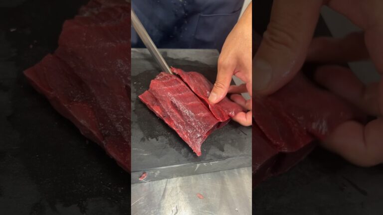 本マグロの血合も美味しく食べられます！ #せり人ムタロー #shorts