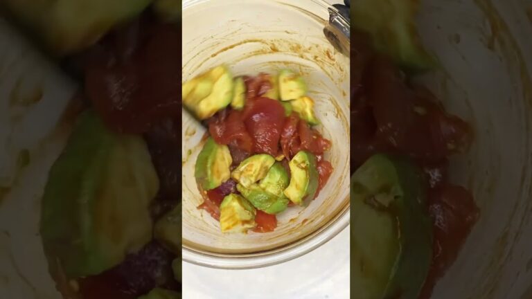 アボカドとマグロのユッケ