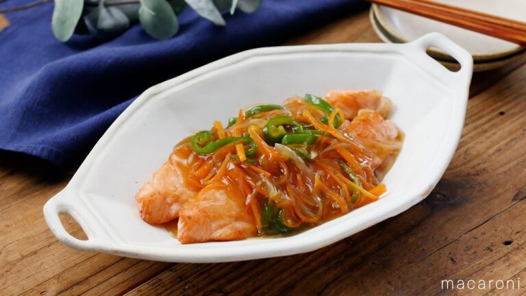 【鮭の甘酢あんかけ】フライパンひとつで完成！にんじん、玉ねぎ、ピーマンなどお野菜たっぷり♪｜macaroni（マカロニ）