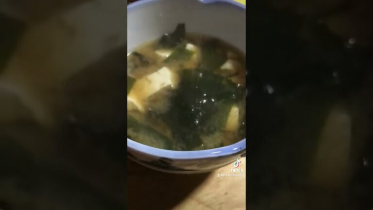 豆腐とわかめの味噌汁　昆布でだしをとった