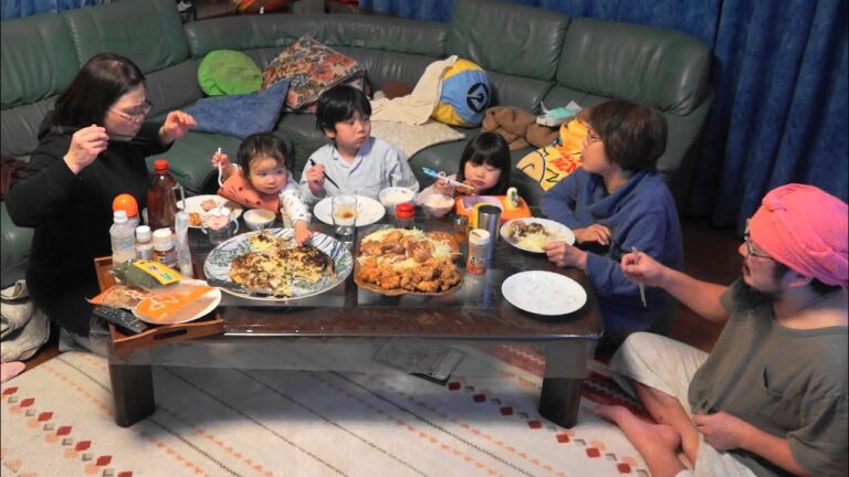 子供３人横並びで食べる【 ゴボウのお好み焼き＆鶏のから揚げと焼き鳥 】