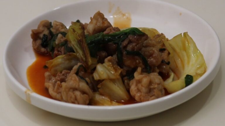 フライパンで焼くだけの簡単料理！豚キムチ風ピリ辛炒め