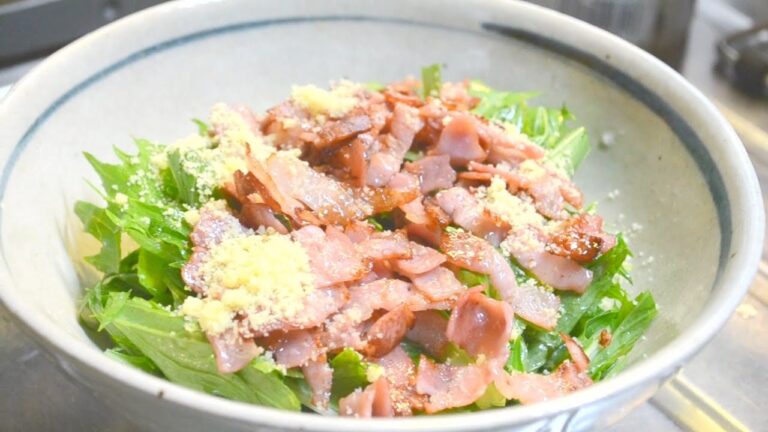 絶妙の組み合わせ、水菜とカリカリベーコンのサラダの作り方　　How to make potherb mustard salad topped with bacon and cheese