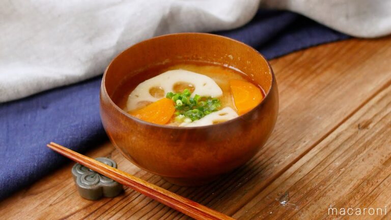 【れんこんとにんじんの味噌汁】シンプルでおいしい！お野菜の旨みたっぷり♪｜macaroni（マカロニ）