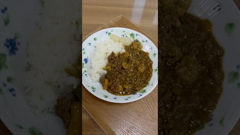 本日の一品。夏野菜のキーマカレー　#キーマカレー #ズッキーニ #カリフラワー #ピーマン #玉ねぎ #ひき肉 は粗挽きと普通の混ぜました😄