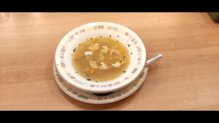 2.サイゼリアの「鶏ささみと大麦のスープ」。2.Saizeriya's "Chicken fillet and barley soup".