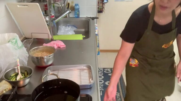 【お喋料理】夜のお仕事前に。唐揚げ・タマゴ焼き・きゅうり漬け・おにぎりプレート。