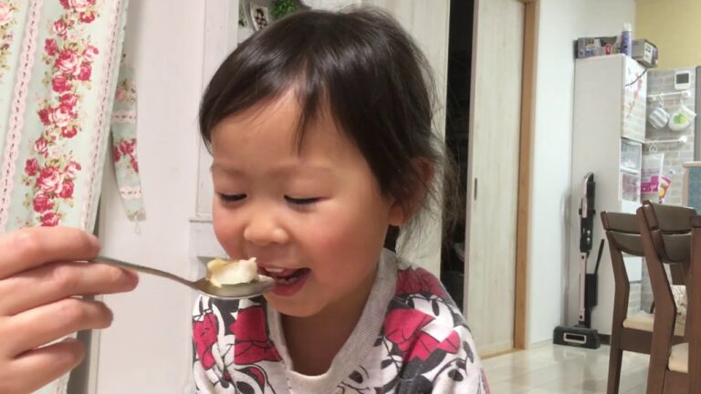サトイモの煮っころがしを幸せそうに食べる3歳娘