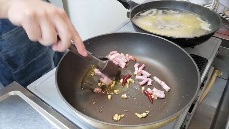 簡単・安上がりだからキャベツとベーコンのペペロンチーノを作ろう。