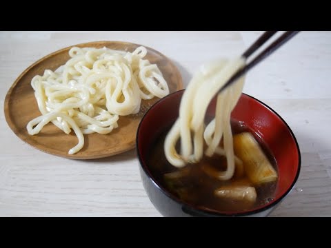 〈鶏南蛮つけうどん〉鶏肉の旨味とねぎの甘味がたっぷりな汁に冷凍うどんをつけていただきます。