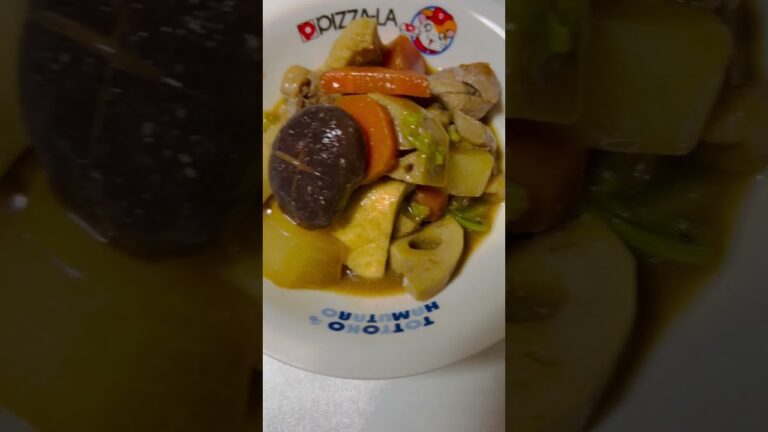 お疲れさまです🍷鶏と大根と人参と蓮根と椎茸とうすあげの煮物、作りました😊少し残ってたキャベツも入れちゃいました！