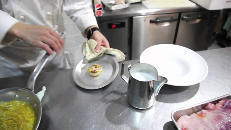 カブのポタージュ カプチーノ仕立て［リストランテ・スオーロ｜沼津］