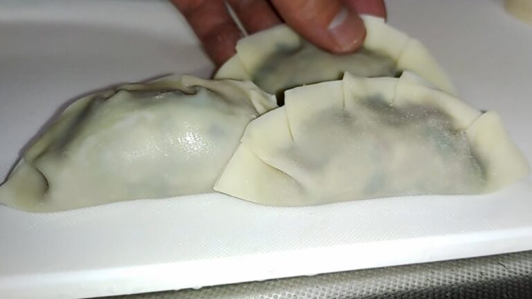 【マジ簡単・餃子】具材は3つ（ニラ・キャベツ・ひき肉）あればオッケー。生姜、にんにくはおまけ。