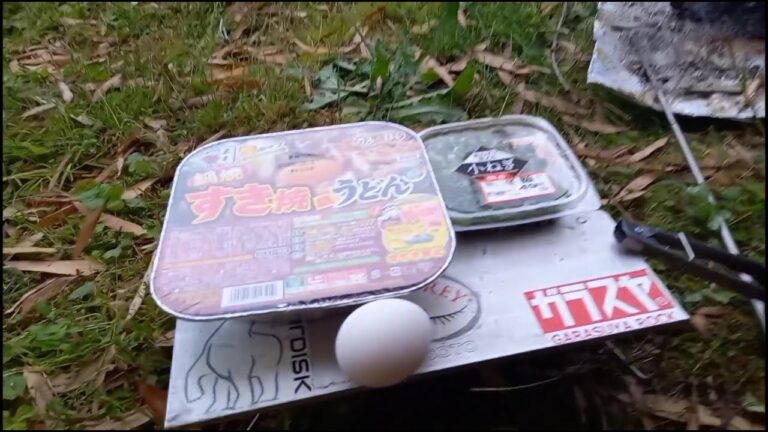 野で朝食にすき焼き風うどんをすするだけの動画  No.763