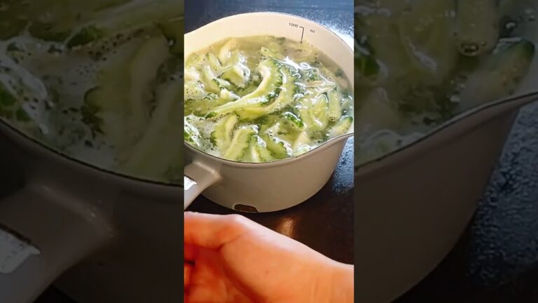 ゴーヤの苦味半減!!子どもでも沢山食べられるゴーヤの塩昆布サラダ！夏野菜のゴーヤを沢山食べて、この暑い夏一緒に乗り越えましょ～！💪 (表面が少し柔らかいのがおすすめ！) #shorts 詳しくは本編へ