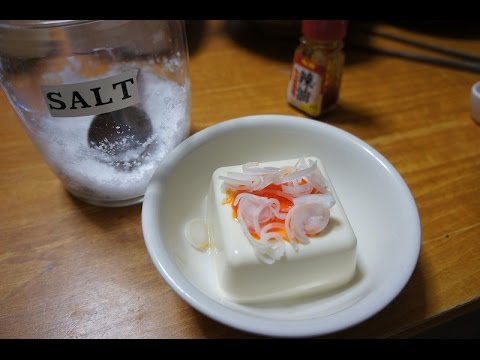 酒のつまみ　暑い日は豆腐のラー油やっこ